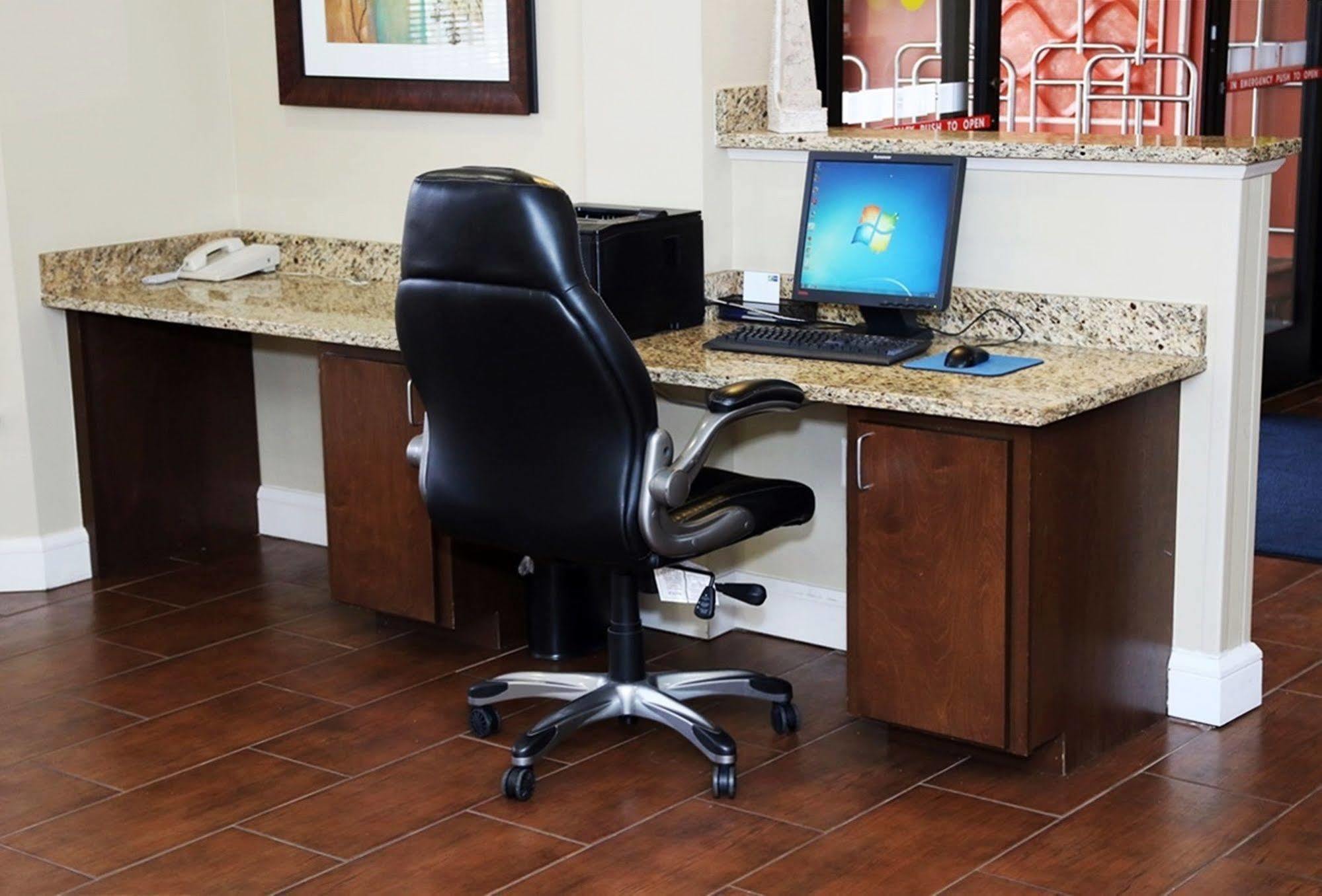 Holiday Inn Express Tifton By Ihg Exterior photo