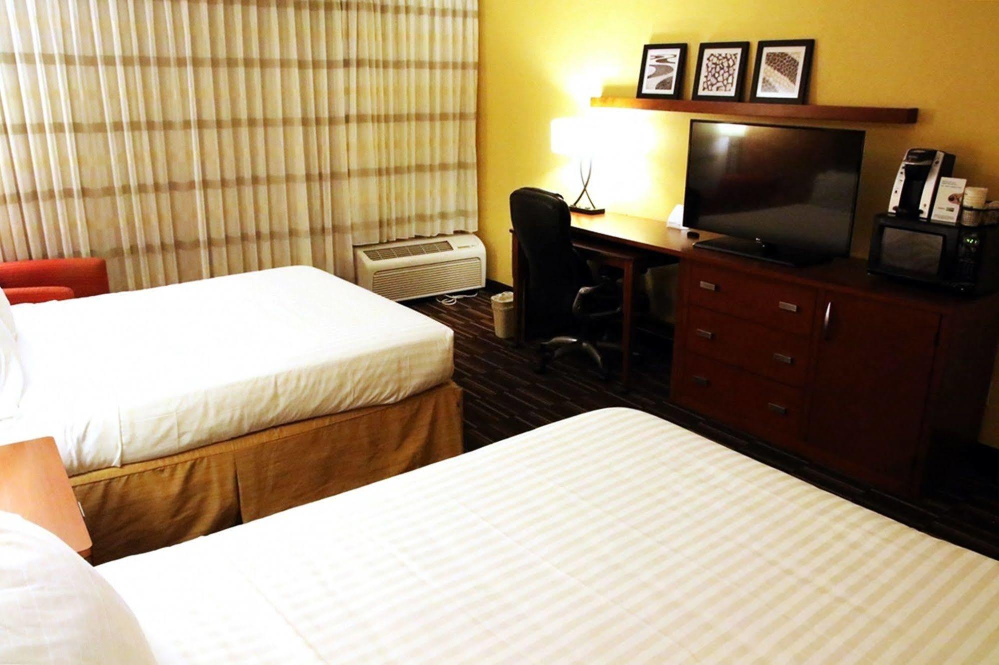 Holiday Inn Express Tifton By Ihg Exterior photo