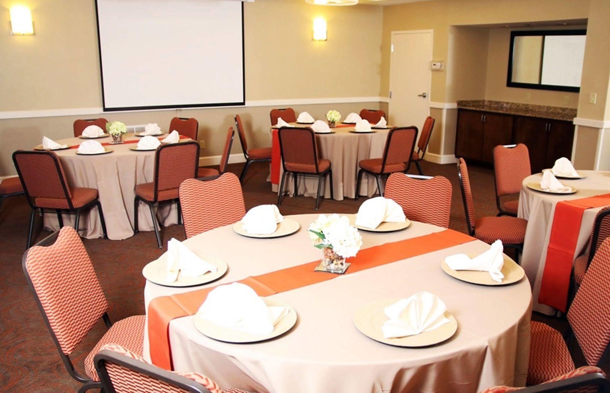 Holiday Inn Express Tifton By Ihg Exterior photo